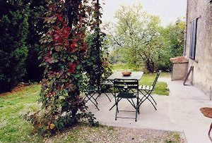la veranda davanti all'ingresso dell'agriturismo Sovana nel casale Vignagrande a Saturnia in Toscana