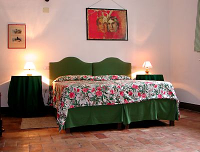 la camera matrimoniale dell'appartamento Frantoio in piazza a Saturnia in Toscana, a 1,5 km dalle Terme