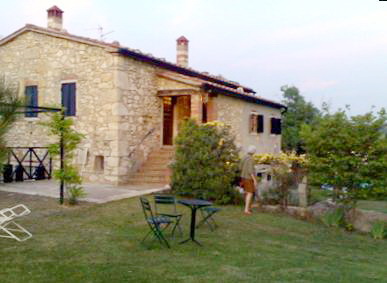 il casale San Leonardo dove si trova l'agriturismo Loggia a 200 metri dalle Terme di Saturnia in Toscana