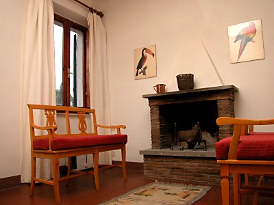 il soggiorno dell'appartamento Oliveto in piazza a Saturnia in Toscana